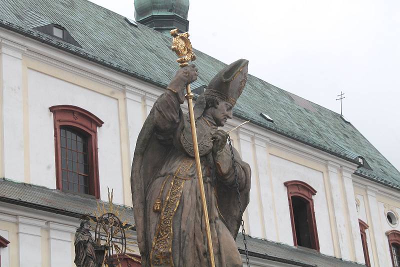 Vyražené okno se roztříštilo na dlažbě broumovského klášterního kostela sv. Vojtěcha.