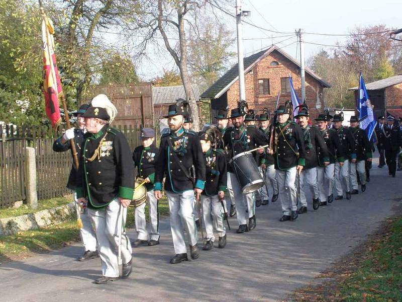 Svěcení pomníku padlým ve Velkých Petrovicích.