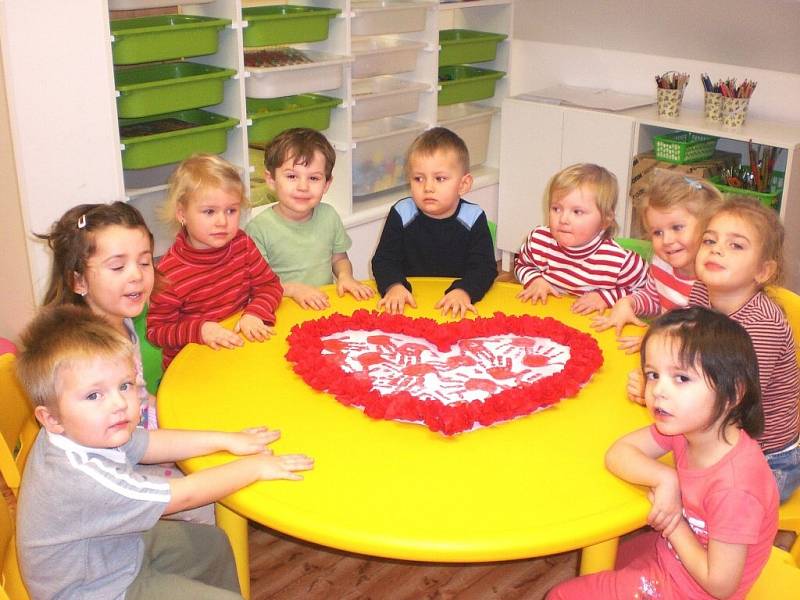 DĚTI ZE TŘÍD SLUNÍČEK A BERUŠEK z MŠ Vítkova v Náchodě Bělovsi vytvořily společně srdíčko pro své maminky, protože jedině ony umějí vykouzlit na tváři ten nejkrásnější úsměv. 