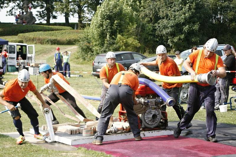 Členové dobrovolných hasičských sborů z celého regionu ukázali, jak mezi sebou zápasí. 