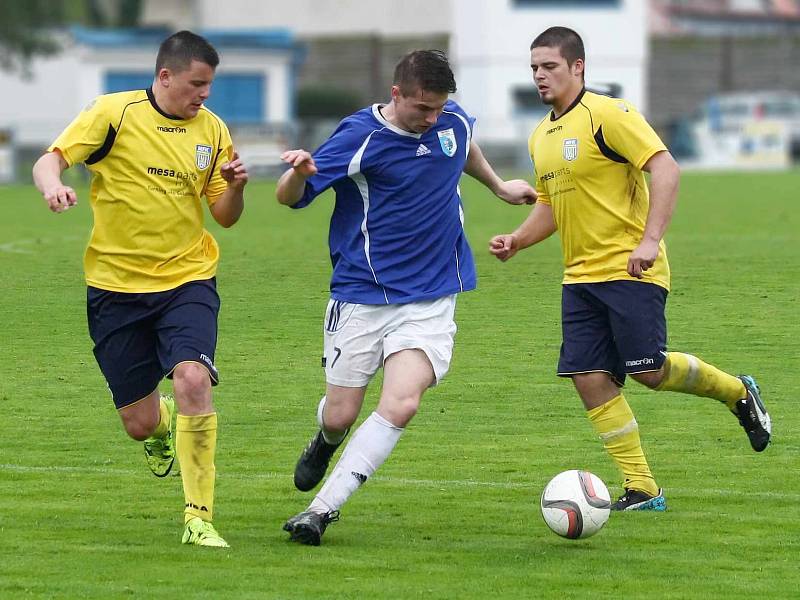 PAVEL Pokorný (RMSK Cidlina) prochází mezi novoměstskou dvojicí Ladislavem Kudláčkem a Zdeňkem Štěpánem.