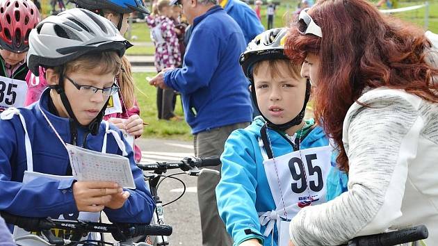 Cyklisté se utkali o pohár novoměstského starosty. Na dětském dopravním hřišti v Bělovsi předvedli jízdu, zručnost i znalosti. 