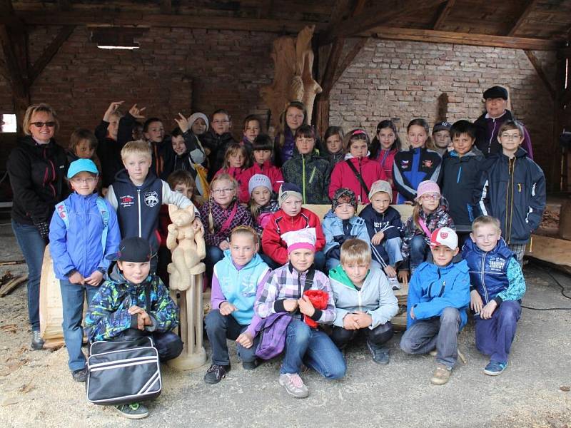 ŽÁCI ze základní školy v Rasoškách navštívili řezbářské sympozium. 