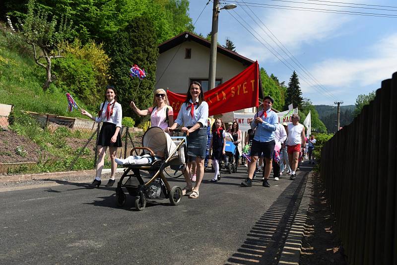 Dříve povinnost, dnes recese. Aneb bražečtí vytáhli mávátka a proletářská hesla