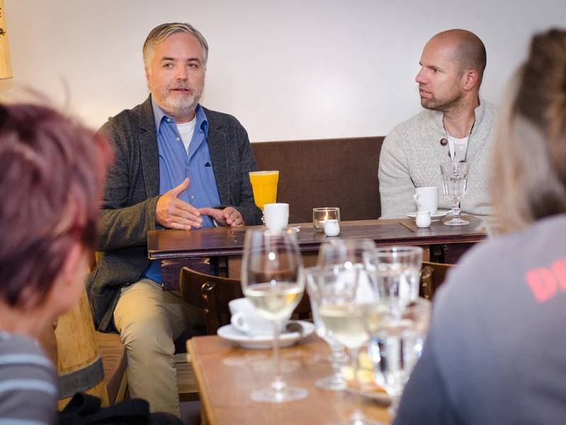 Písně v podání Františka Segráda, kapely Romana Tomeše a vystoupení Jamese Harriese obohatili pondělní program festivalu. Každodenní posezení v kavárně Cheers nabízí příležitost setkat se se zajímavými hosty. 