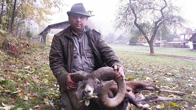 Petr Žoček s uloveným rekordním kouskem – nejsilnějším muflonem z volné přírody.