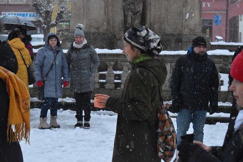 Místo zrušeného setkání plánovaného ke slavnostnímu rozsvícení vánočního stromu se na broumovském náměstí sešly desítky lidí volajících po návratu k normálnímu životu.