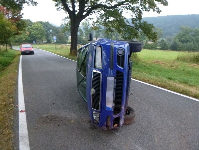 Trutnovská jednotka hasičů odstranila následky nehody osobního vozidla, které havarovalo v části Horní Adršpach. Vozidlo skončilo převrácené na boku.