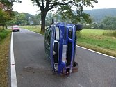 Trutnovská jednotka hasičů odstranila následky nehody osobního vozidla, které havarovalo v části Horní Adršpach. Vozidlo skončilo převrácené na boku.