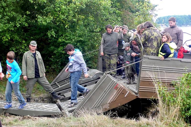 Předváděcí akci plovoucí těžké military techniky a vojenských vozidel si v sobotu na břehu Rozkoše nenechali ujít nadšenci pro vše vojenské. 