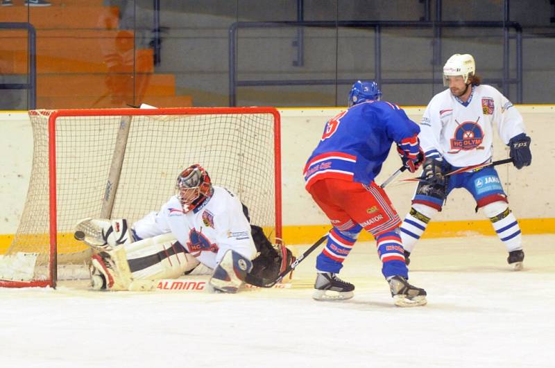 Hokejový zápas mezi místními starými gardami, které se utkaly s HC Olymp Praha.  