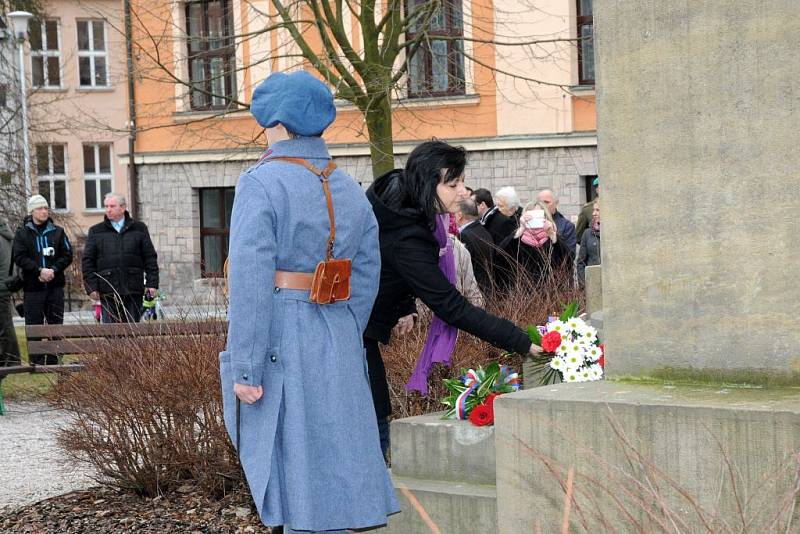 NÁHROBEK s pamětní deskou generála Jana Kratochvíla slavnostně odhalil v neděli odpoledne na červenokosteleckém hřbitově náčelník Generálního štábu Armády České republiky armádní generál Petr Pavel za přítomnosti představitelů města a místního disentu.