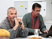 MAJÍ RÁDI KONĚ. Jiří Votava (vlevo) a Pavel Simon na besedě ve Velkém Poříčí. 