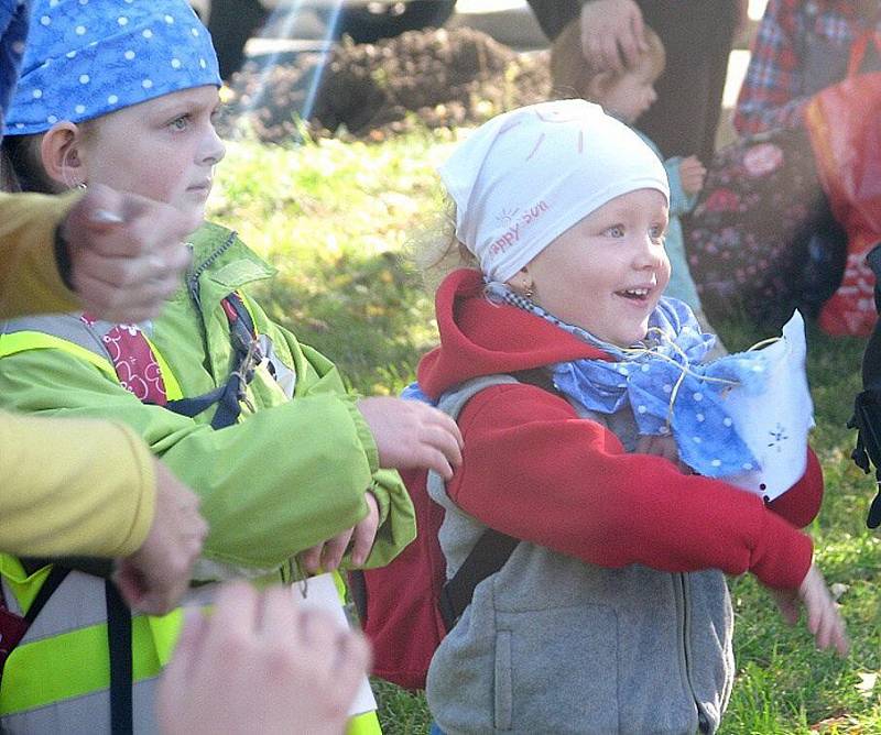 Stovky dětí z náchodských škol a školek včera dopoledne putovaly s písničkou za vytvořením českého rekordu v obtiskování prstíků a vytváření obrazu.