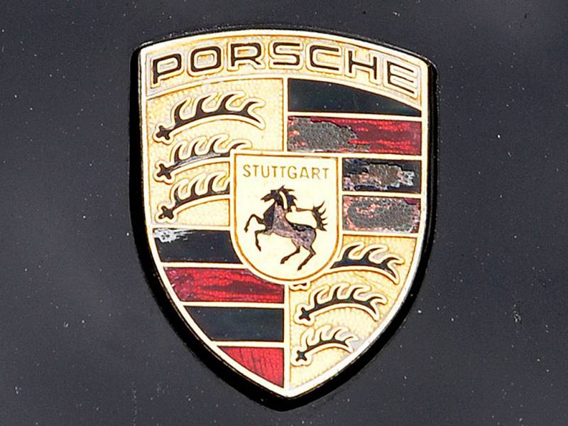 TŘI DESÍTKY automobilů Porsche brázdily o víkendu náchodským regionem. Zastavily se i na hronovském náměstí.