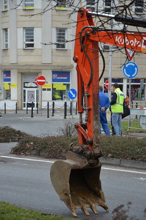 OPRAVA KRUHOVÉ KŘIŽOVATKY U ITÁLIE začala 17. března. Křižovatku čeká rozšíření a výstavba napojení nového autobusového terminálu, a to tak, aby doprava do budoucna byla plynulejší. Nyní však stavba přináší komplikace v dopravní situaci a objížďky. 