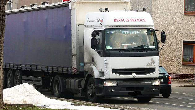 Přestože je silniční obchvat od minulého roku v provozu, jezdí přes centrum České Skalice stále několik desítek kamionů denně.