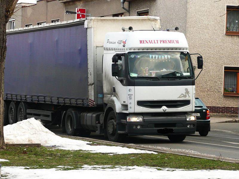 Přestože je silniční obchvat od minulého roku v provozu, jezdí přes centrum České Skalice stále několik desítek kamionů denně.