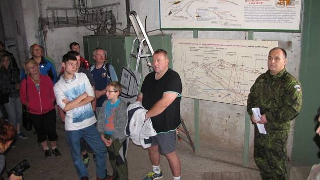 NÁCHODSKÝ STAROSTA Jan Birke v maskáčích v sobotu vítal turisty v pevnosti na Dobrošově.