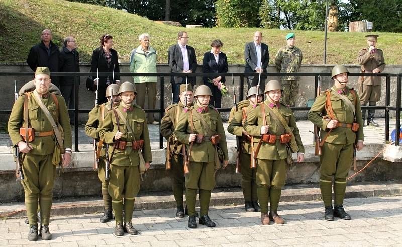 V sobotu 9. září se na Dobrošově vzpomínalo. Na všechny, kteří se na stavbě opevnění před osmdesáti lety podíleli.