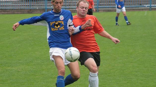 Jeden z tvrdých soubojů derby mezi náchodským Václavem Pohlem a kosteleckým Janem Rybou (vpravo).  