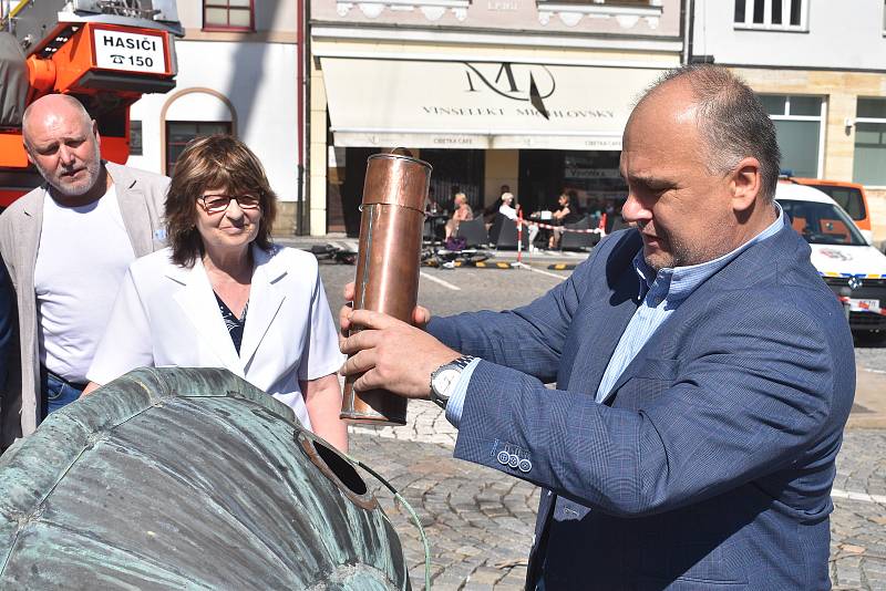 V pondělí 14. června odpoledne byly historické i soudobé dokumenty zabaleny do vodě odpudivého materiálu a vloženy do celkem pěti měděných tubusů. Ty putovaly do makovice a ta následně na věž staré radnice.