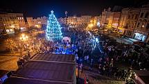 Kromě tradičního rozsvěcení vánočního stromu na Mírovém náměstí se Broumováci letos premiérově dočkali i betlému, který je k vidění na nedalekém Kostelním náměstí.