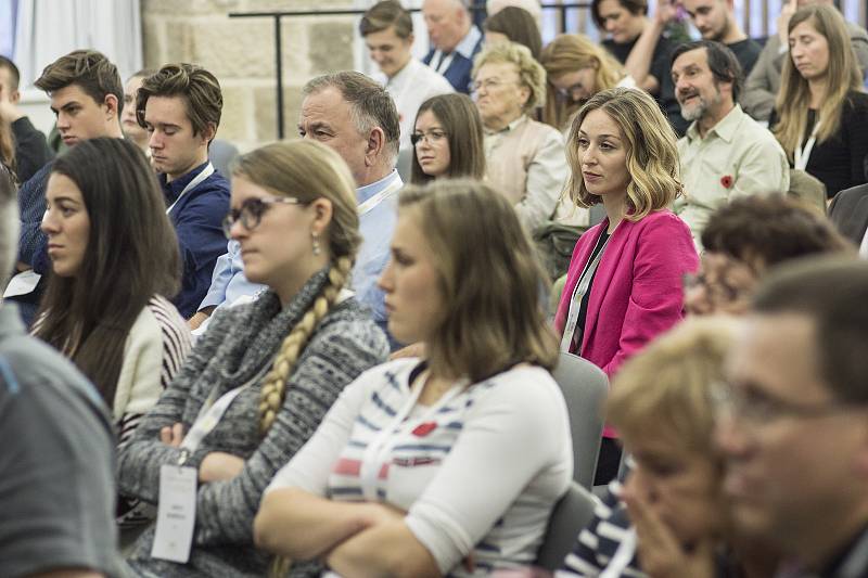 V broumovském klášteře se diskutovalo o různých podobách hrdinství a odvahy.