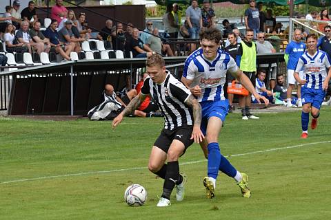 Fotbalisté Náchoda (modrobílé dresy) v novém ročníku Fortuna Divize C dál čekají na úvodní vstřelenou branku. Nedočkali se ani na hřišti Brandýsa nad Labem.