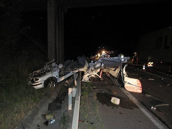 K tragické dopravní nehodě došlo ve středu v noci na hlavní silnici z Hradce Králové do Jaroměře. Řidič automobilu nepřežil náraz do betonových sloupů.