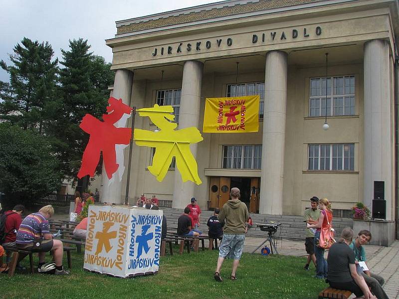 Jubilejní 80. ročník přehlídky amatérského divadla Jiráskův Hronov je na svém začátku. Zahájen byl v pátek 30. července.