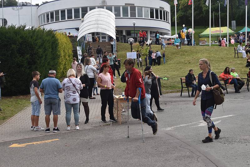 Bezmála dva tisíce lidí včera odpoledne zavítalo do areálu Oblastní nemocnice Náchod, který se na pár hodin proměnil v místo zábavy, zdravotní výchovy a prevence. Foto: Deník/Jiří Řezník