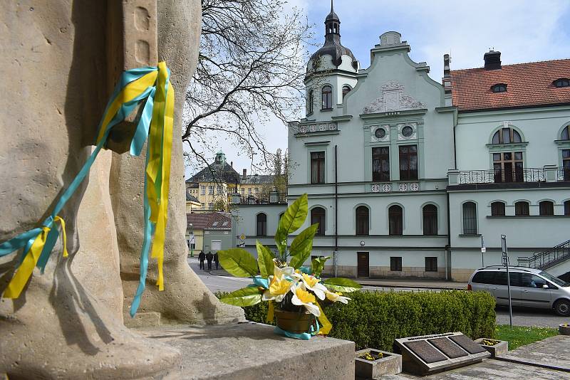 Socha rudoarmějce byla odhalena v roce 1981.