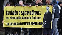 Minulý týden v sobotu se ve Svitavách sešli extremisté. Demonstrací upozorňují na případ skinheada Vlastimila Pechance, který dostal 17 let vězení za vraždu Roma Oty Absolona v roce 2001.