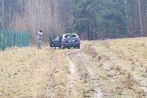 Ukradené vozidlo skončilo stát opuštěné v lese u polského města Szczytna. Jak je vidět, tak sklo zadních dveří je vysypané, pravděpodobně následkem střelby polského policisty.