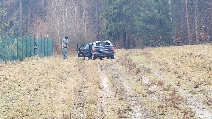 Ukradené vozidlo skončilo stát opuštěné v lese u polského města Szczytna. Jak je vidět, tak sklo zadních dveří je vysypané, pravděpodobně následkem střelby polského policisty.