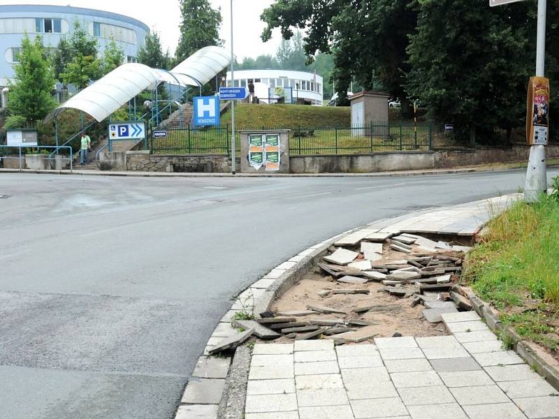 Voda podemlela chodník nedaleko náchodské nemocnice.