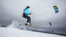 Mezi Rokytnicí a Říčkami v Orlických horách brázdí větrné pláně takzvaní snowkiteři s drakem, který táhne lyžaře či snowboardistu. 