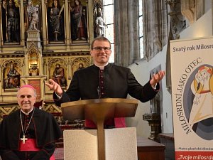 MONS. TOMÁŠ HOLUB se stal 12. února nejmladším biskupem u nás. Kázat bude v Plzni. 