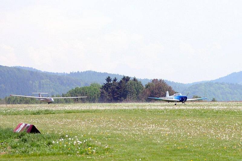 Soustředění seniorů na letišti ve Velkém Poříčí.