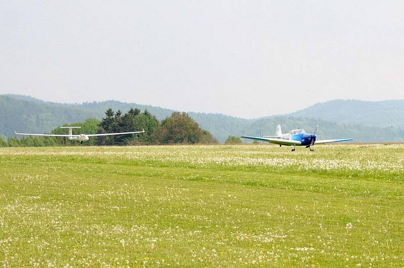 Soustředění seniorů na letišti ve Velkém Poříčí.