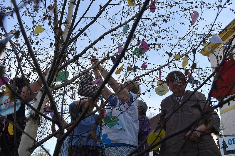 Hejtmánkovické Hejtmanky vyrábějí srdíčka na Srdíčkovník. Ten stojí před obecní hospodou a v jeho větvích se ve větru třepotají desítky srdíček různých barev a velikostí.