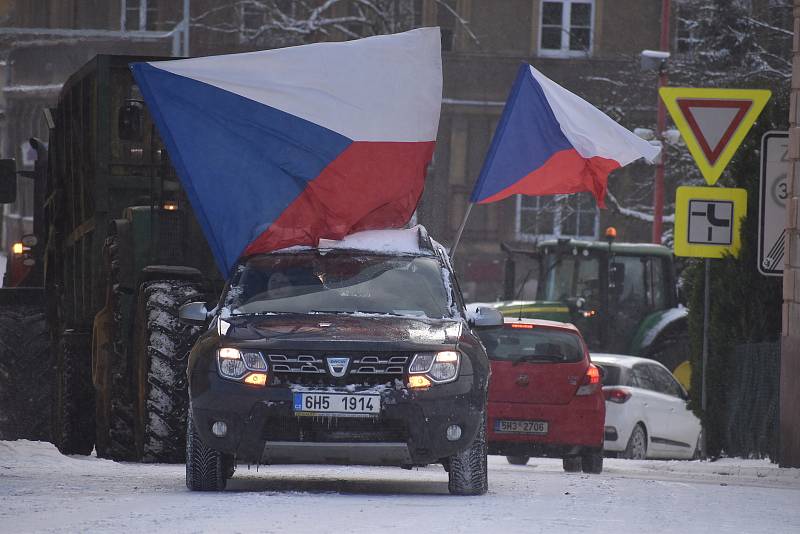 Symbolicky pět minut po dvanácté začala ve čtvrtek po poledni kroužit centrem Police nad Metují desítka traktorů. Zástupci ZD Ostaš a  Družstva vlastníků Agriteam se připojili k celostátní protestní akci proti změně dotačních pravidel.