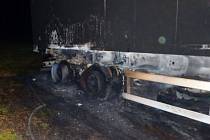 V Roztokách hořel přívěs kamionu, škoda přesáhla milion korun.