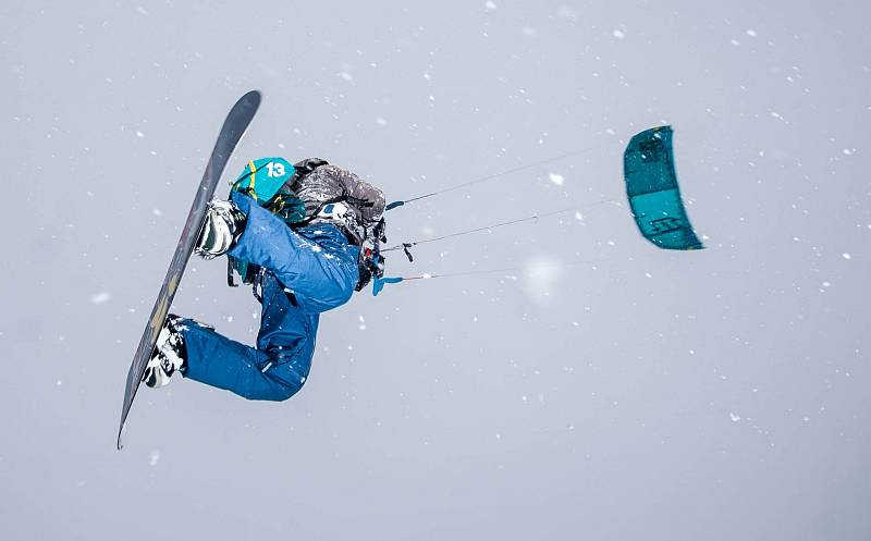 Mezi Rokytnicí a Říčkami v Orlických horách brázdí větrné pláně takzvaní snowkiteři s drakem, který táhne lyžaře či snowboardistu. 