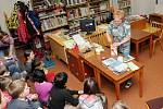 Knihovna v Červeném Kostelci pořádala pro školáky „Klubáč“. Knihovnice jim vysvětlila, jak opravuje knihy. 