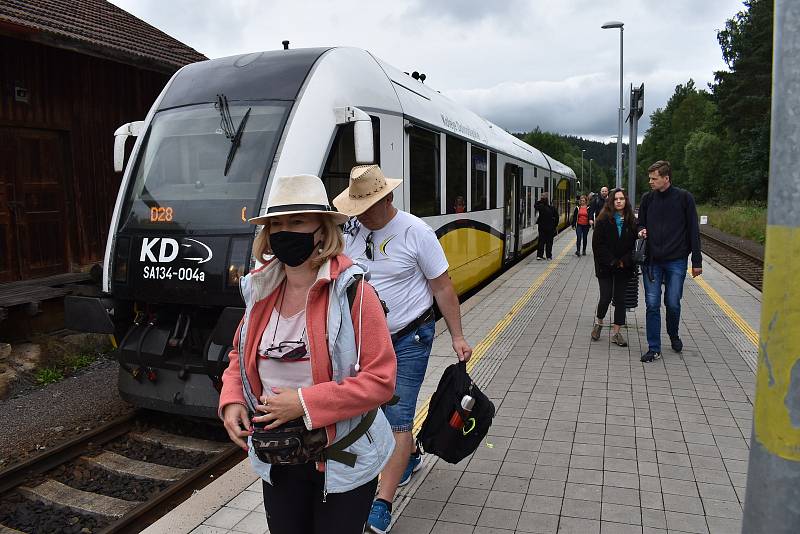 Přímou linku z Wałbrzychu do Adršpachu polští turisté zatím nevyužívají na plnou kapacitu. V meziročním srovnání jich rapidně ubylo. V Adršpachu tak zatím jednoznačně převažují domácí turisté.