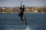 Podzimní vítr vyhnal na přehradu Rozkoš u České Skalice milovníky kiteboardingu. Kteří se v těšch