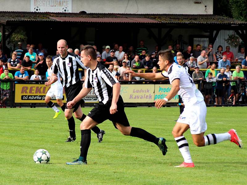 V PRVNÍM kole MOL Cupu vyhrál druholigový Hradec Králové (v bílém) na půdě Červeného Kostelce vysoko 7:1.