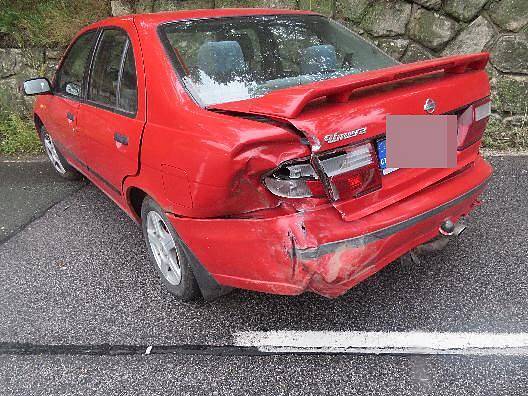 Na skutečnost, že pneumatiky na mokré silnici snadněji uklouznou a auto může dostat smyk, doplatilo hned několik motoristů.